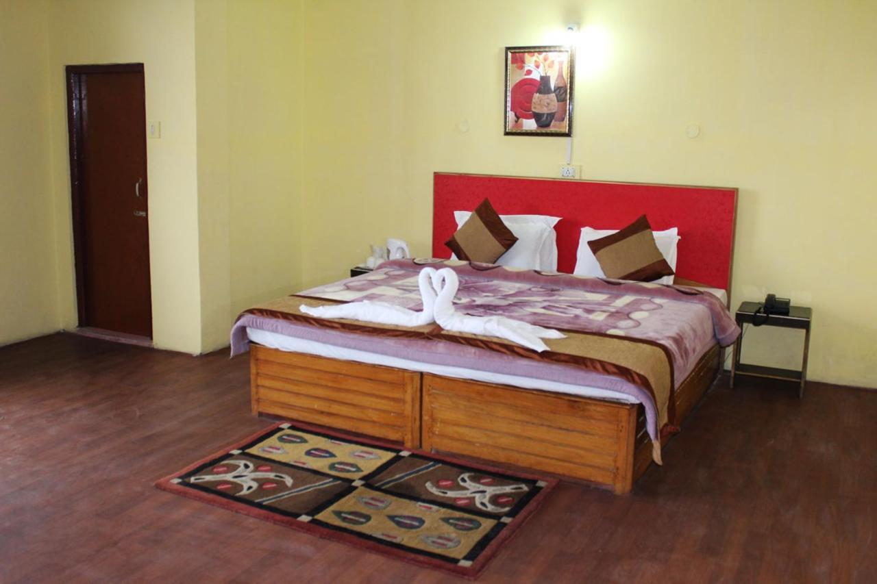 Norling Retreat Hotel Pelling Esterno foto