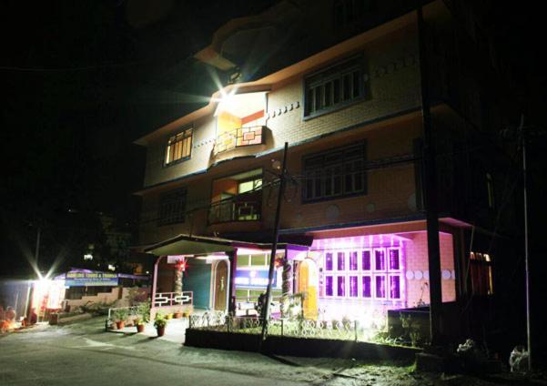 Norling Retreat Hotel Pelling Esterno foto